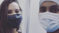 El tierno gesto de Pampita con el enfermero que le aplicó la primera dosis de la vacuna