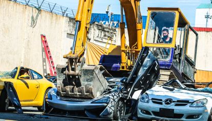 Destruyeron varios autos de lujo por importación ilegal