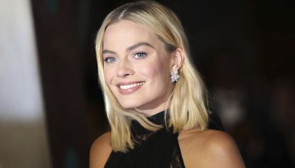 Margot Robbie impacta en este look monocromático