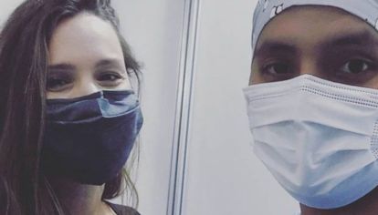 El tierno gesto de Pampita con el enfermero que le aplicó la primera dosis de la vacuna