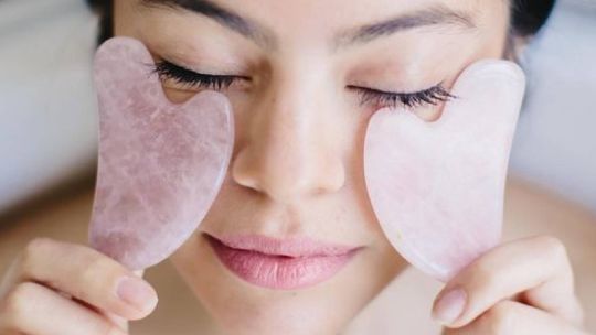 Gua Sha: qué es y cómo se usa este secreto beauty que promete rejuvenecer la piel
