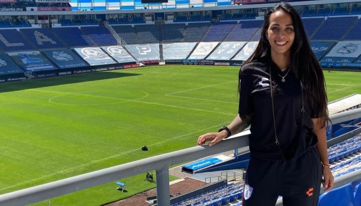 Evelina Cabrera, la primera mujer en integrar un cuerpo técnico de fútbol masculino en México. 