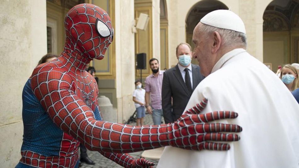 spiderman saluda al papa