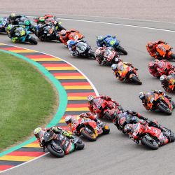 Los pilotos compiten en el Gran Premio de Alemania de MotoGP, Moto3, en el circuito de Sachsenring. | Foto:Jan Woitas / dpa-Zentralbild / DPA