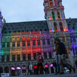 El Ayuntamiento de Bruselas y el resto de la histórica Grand Place de Bruselas se ilumina con los colores del arco iris para mostrar la solidaridad con la comunidad LGTBQ+ tras el voto antigay en Hungría y la posición de la UEFA en Bruselas. | Foto:Aris Oikonomou / AFP