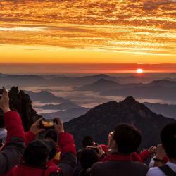 La gente se reúne en el monte Huang para ver el amanecer. | Foto:TPG vía ZUMA Press / DPA