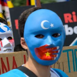 Activistas tibetanos y uigures llevan máscaras durante una protesta contra los Juegos Olímpicos de Invierno de Pekín 2022 frente al Museo Olímpico de Lausana, mientras unos 200 participantes toman parte en la protesta. | Foto:Fabrice Coffrini / AFP