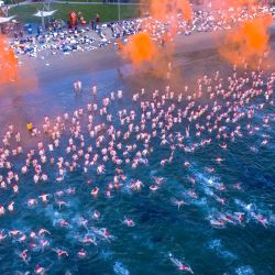 Los nadadores participan en la edición 2021 del Dark Mofo Nude Solstice Swim en la playa de Sandy Bay en Hobart. | Foto:AAP Image / Rob Blakers / DPA