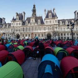 Migrantes sin hogar instalan tiendas de campaña durante una acción organizada por la asociación francesa Utopia56 frente al Ayuntamiento de París, para poner de manifiesto la difícil situación de las personas sin hogar en el centro de París. | Foto:Geoffroy Van Der Hasselt / AFP
