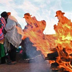 Indígenas aymaras participan en la celebración del año nuevo aymara en Tiwanaku, Bolivia. | Foto:Aizar Raldes / AFP