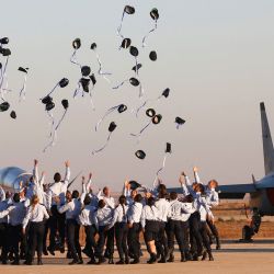 Los pilotos de la Fuerza Aérea de Israel lanzan sus sombreros al aire mientras celebran durante un espectáculo aéreo en la ceremonia de graduación de los pilotos de la Fuerza Aérea de Israel en la base de la Fuerza Aérea Israelí de Hatzerim en el desierto del Néguev, cerca de la ciudad del sur de Israel de Beer Sheva. | Foto:Jack Guez / AFP