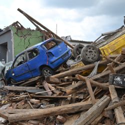 Vista de los escombros de las casas y los coches destruidos tras la tormenta que ayer azotó la región de Hodonin. Al menos cinco personas han muerto después de que un raro tornado y las fuertes lluvias causaran estragos en el sureste de la República Checa. | Foto:Zehl Igor / CTK / DPA