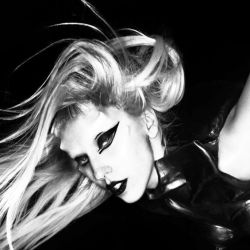 Lady Gaga y sus guiños al bondage para el arte de tapa de Born This Way.