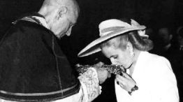 Eva Perón en Notre Dame, París, besando las reliquias de la pasión de Cristo