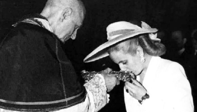 Eva Perón en Notre Dame, París, besando las reliquias de la pasión de Cristo