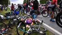 Postales del tremendo choque múltiple en el Tour de Francia, provocado por una espectadora con un cartel a la vera de la ruta.