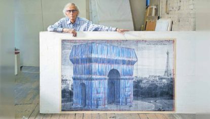 Proyecto. Christo mostrando un boceto de su proyecto.