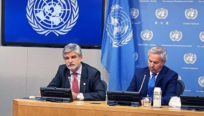 Comitiva. El secretario de Malvinas, junto al canciller Solá.