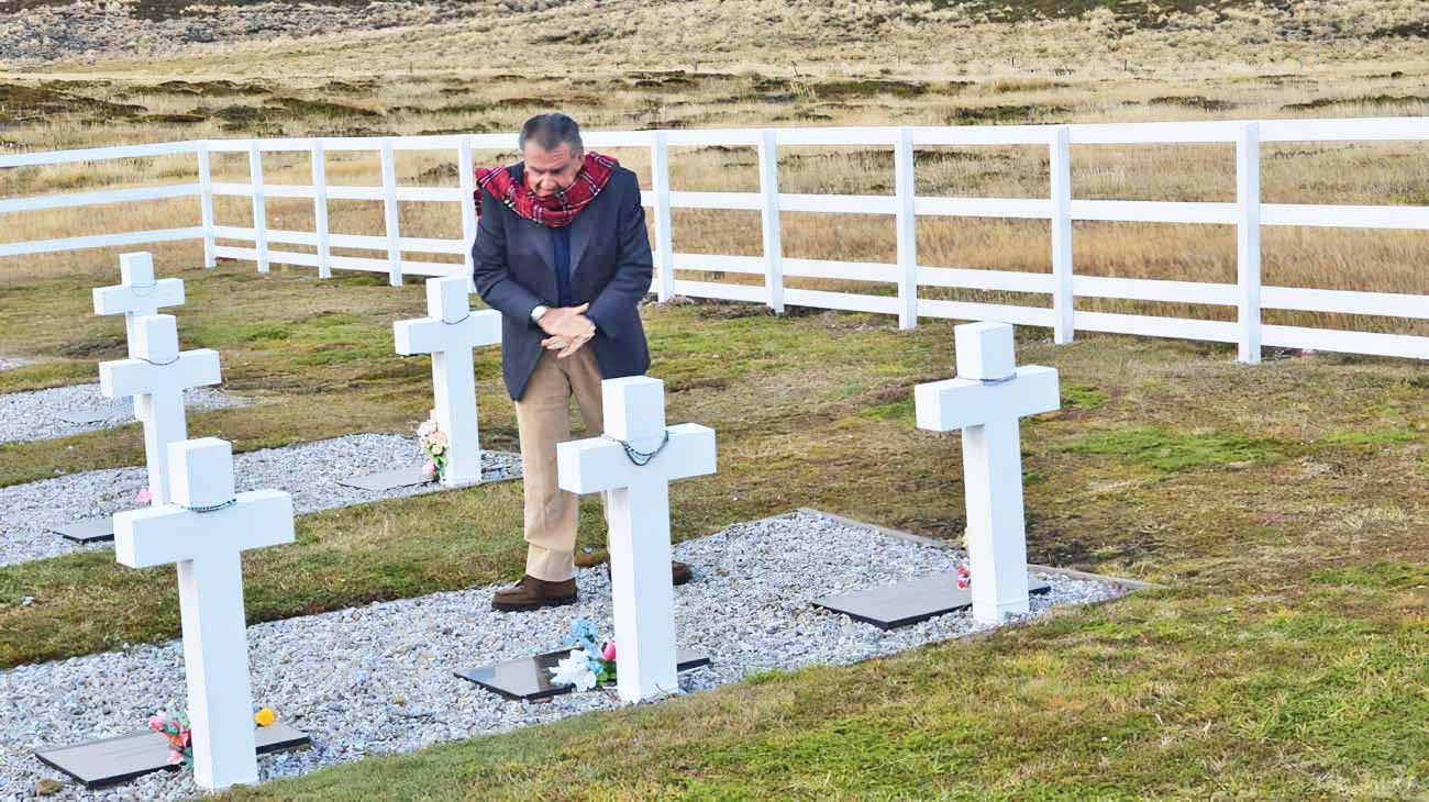 Tumbas. Eduardo Eurnekian frente a una de las centenas de cruces argentinas en Malvinas.