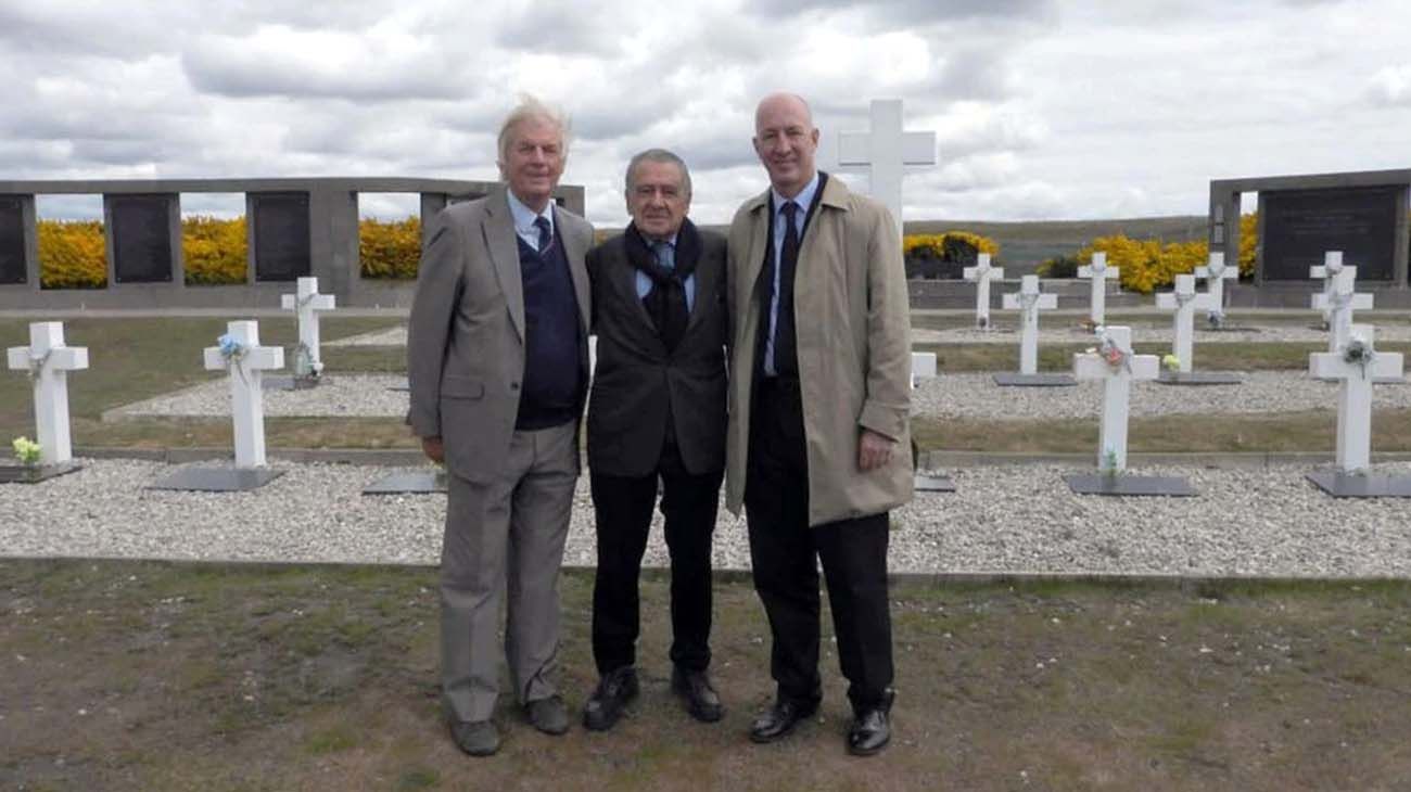 EN MALVINAS. Eurnekian y los dos últimos embajadores ingleses Robin Christopher y Mark Kent visitan el monumento funerario.