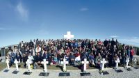 FAMILIARES de los soldados argentinos visitan su tumba en Malvinas.