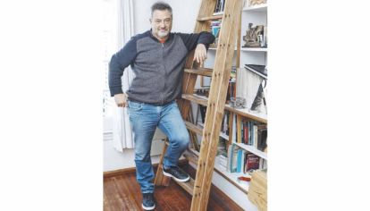 Autor de novelas, cuentos, piezas teatrales y guiones cinematográficos, Daniel Guebel es uno de los escritores argentinos más prolíficos del presente.