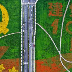 Esta foto aérea muestra una imagen conmemorativa del centenario del Partido Comunista Chino formada por flores en Hangzhou, en la provincia oriental china de Zhejiang. | Foto:STR / AFP