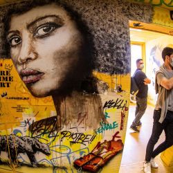 Los visitantes descubren una obra del artista callejero L'Empreinte-Jo-V en el marco del Colors Festival que se celebra en un edificio abandonado de París. | Foto:Joel Saget / AFP