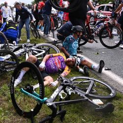 El francés Bryan Coquard del Team B&B KTM y un corredor del Team Alpecin Fenix yacen en el suelo después de estrellarse durante la 1ª etapa de la 108ª edición del Tour de Francia de ciclismo, 197 km entre Brest y Landerneau. | Foto:Anne-Christine Poujoulat / AFP
