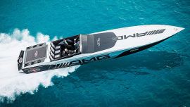 La Cigarette Mercedes-AMG 515, con transmisiones de superficie logra velocidades cercanas a las 140 millas por hora (unos 225 km/h).