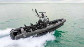 El semirrígido está conformado por 6 asientos con enfoque militar.