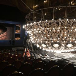La araña del teatro Colón, que pesa 1,3 toneladas, se ve después de la revisión anual en Buenos Aires antes de su reapertura programada para el 2 de julio - El teatro permanece cerrado desde marzo de 2020 para evitar la propagación del COVID-19. | Foto:Juan Mabromata / AFP