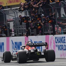 El piloto holandés de Red Bull, Max Verstappen, es felicitado por su equipo al cruzar la línea de meta para ganar el Gran Premio de Estiria de Fórmula Uno en el circuito Red Bull Ring en Spielberg, Austria. | Foto:Andrej Isakovic / AFP