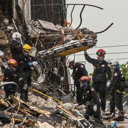 Los equipos de búsqueda y rescate buscan posibles supervivientes en el edificio de condominios Champlain Towers South parcialmente derrumbado en Surfside, Florida. | Foto:Giorgio Viera / AFP