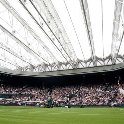 El tenista británico Jack Draper en acción contra el serbio Novak Djokovic durante su partido de primera ronda de individuales masculinos en el primer día del Campeonato de Tenis de Wimbledon 2021 en la pista central del All England Lawn Tennis and Croquet Club. | Foto:John Walton / PA Wire / DPA