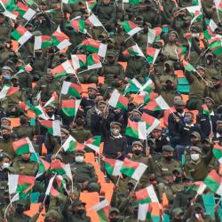 Militares sentados en las gradas durante la celebración del Día de la Independencia en el flamante Estadio Barea en Antananarivo. | Foto:Rijasolo / AFP