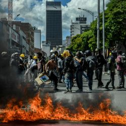 Manifestantes bloquean una calle durante una protesta contra el gobierno en Medellín, Colombia. | Foto:Joaquin Sarmiento / AFP