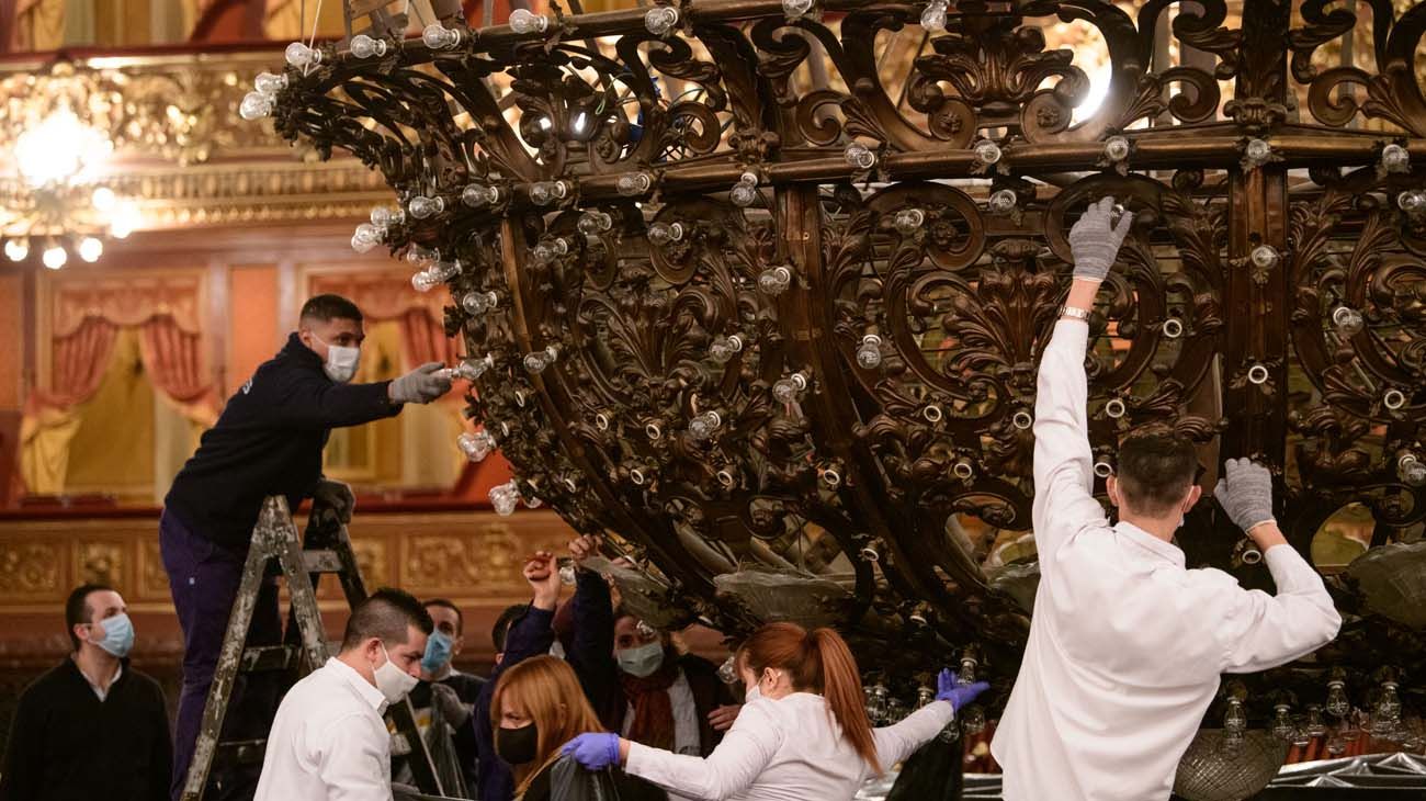 Se realizó la limpieza y mantenimiento de la histórica araña del Teatro Colón.