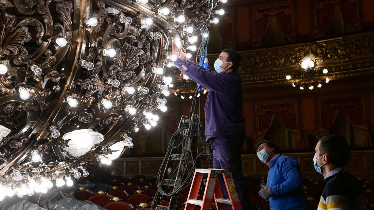 Se realizó la limpieza y mantenimiento de la histórica araña del Teatro Colón.