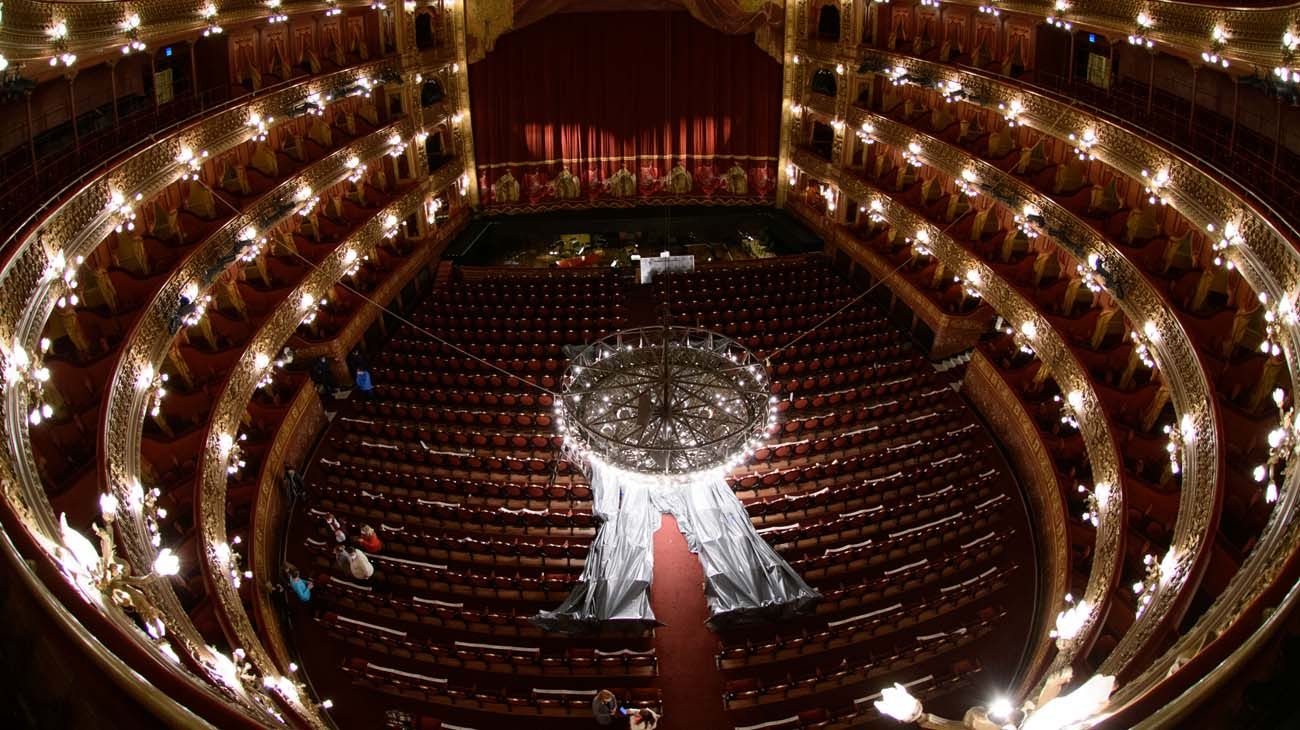 Se realizó la limpieza y mantenimiento de la histórica araña del Teatro Colón.