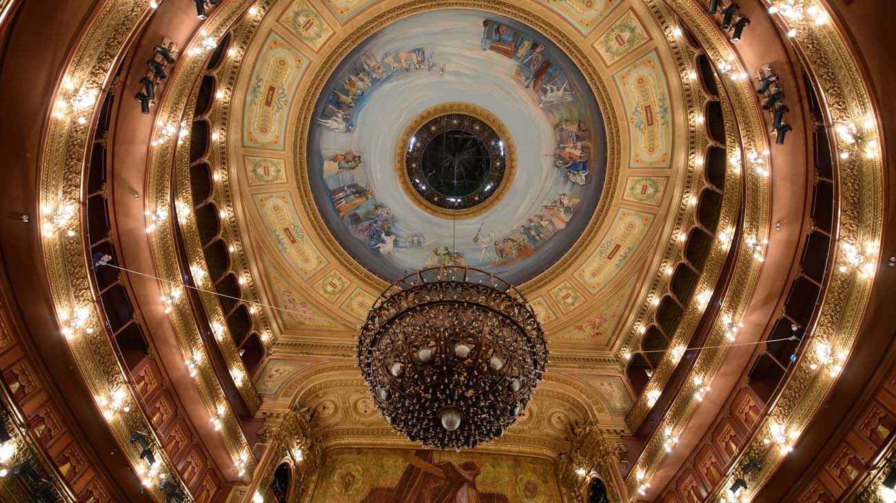 Se realizó la limpieza y mantenimiento de la histórica araña del Teatro Colón.