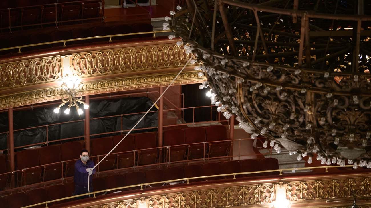 Se realizó la limpieza y mantenimiento de la histórica araña del Teatro Colón.