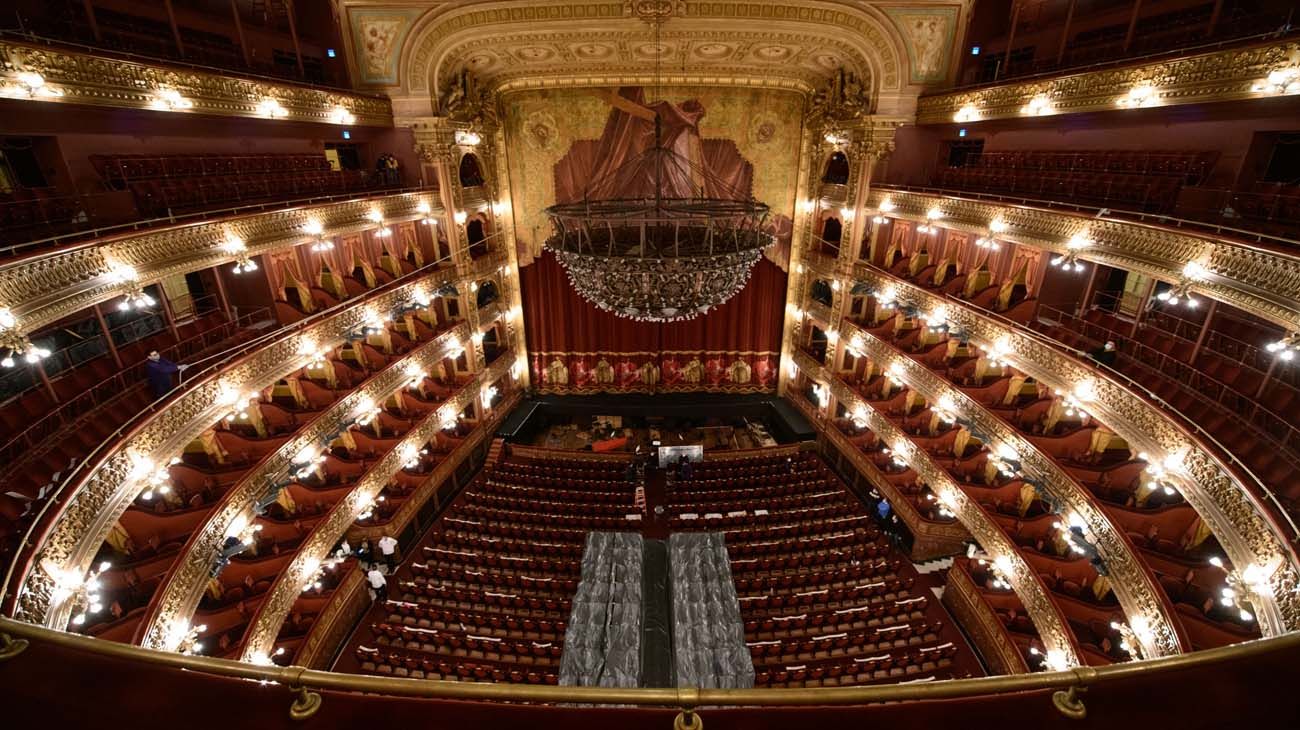 Se realizó la limpieza y mantenimiento de la histórica araña del Teatro Colón.