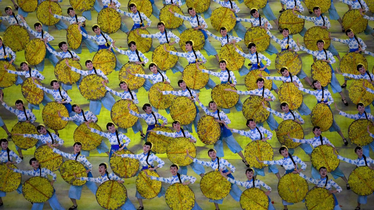 Artistas bailan durante un espectáculo cultural en el marco de la celebración del centenario de la fundación del Partido Comunista de China, en el estadio nacional del Nido de Pájaro, en Pekín. | Foto:Noel Celis / AFP