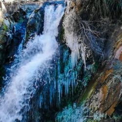La cascada de Salsipuedes amaneció con sus aguas congeladas.