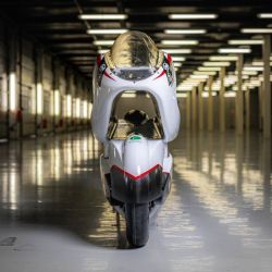 Esta particularidad es un diseño responde a un factor clave en cualquier vehículo que busca alcanzar altas velocidades, la aerodinámica. 