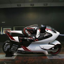 Esta cuestión aerodinámica fue tan importante al momento de diseñar la moto que básicamente todos los aspectos están supeditados a ella. 