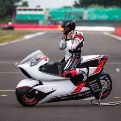 La WMC250EV tiene 100 kW (136 CV) con un total de cuatro propulsores de 30 kW en la parte trasera y 20 kW en la delantera. 