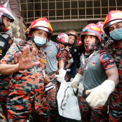 Trabajadores de emergencia sacan el cuerpo de un hombre de entre los escombros de un edificio que se derrumbó parcialmente en Dhaka Moghbazar tras una explosión. | Foto:Suvra Kanti Das / ZUMA Wire / DPA