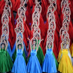 Artistas bailan mientras participan en un espectáculo cultural como parte de la celebración del 100º aniversario de la fundación del Partido Comunista de China, en el estadio nacional del Nido de Pájaro en Pekín. | Foto:Greg Baker / AFP
